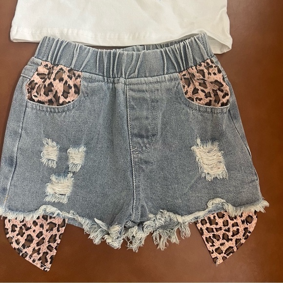Two Piece Set Baby Girl Leopard Distressed
Denim Shorts and Tee Set Sz 12-18 NWT - Picture 3 of 7